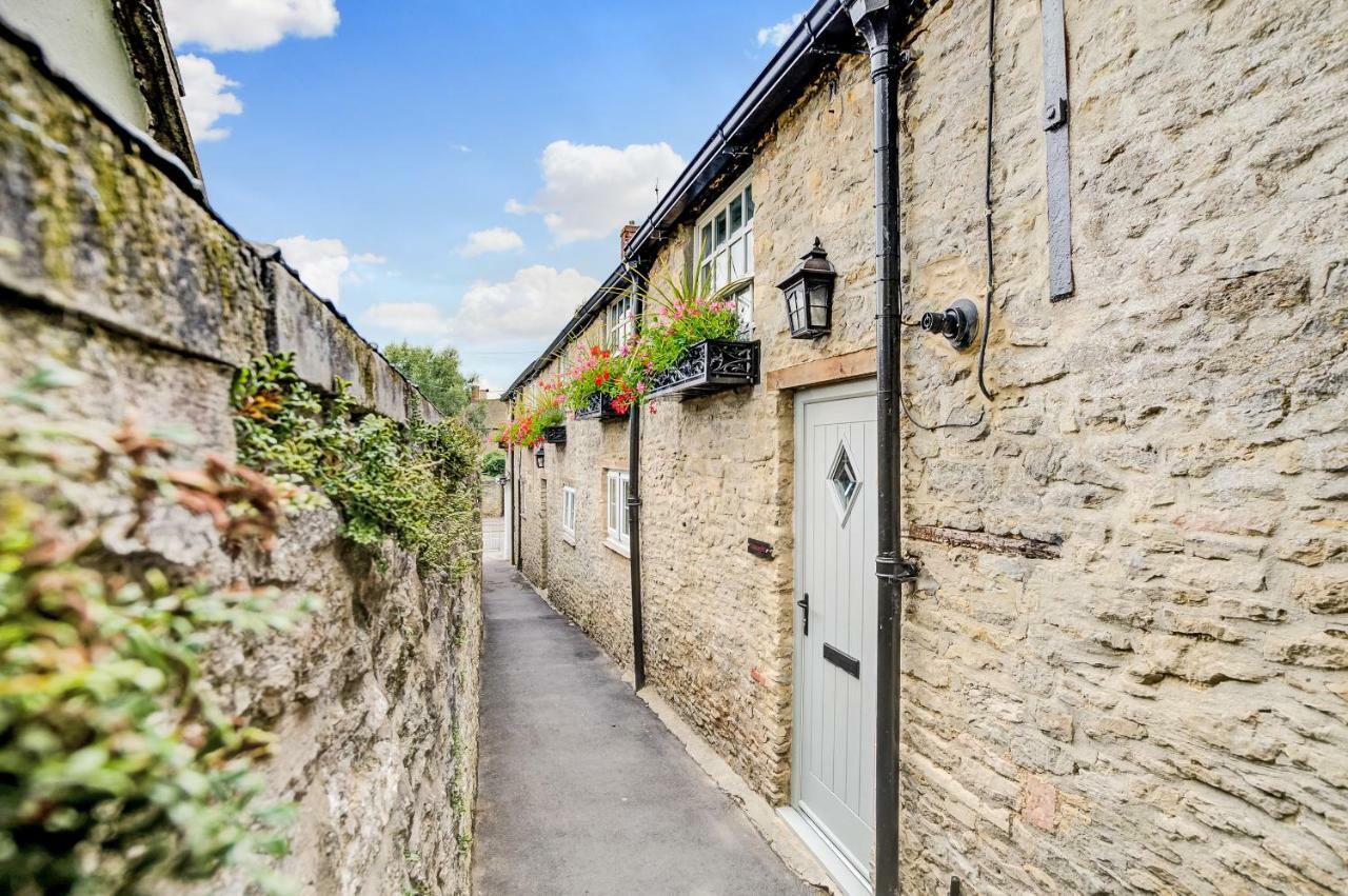 Luxury Medieval Barn In Cotswold Town Centre Villa Fairford Exterior photo